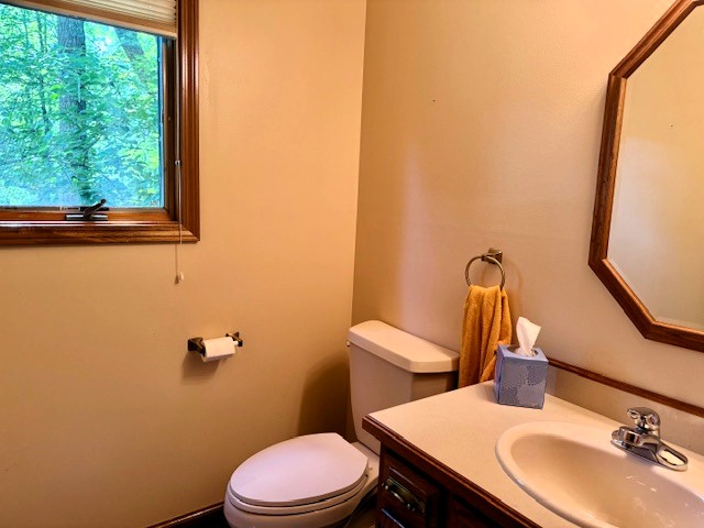 Crossville, Tennessee, 38558, United States, 3 Bedrooms Bedrooms, ,4 BathroomsBathrooms,Residential,For Sale,1980171