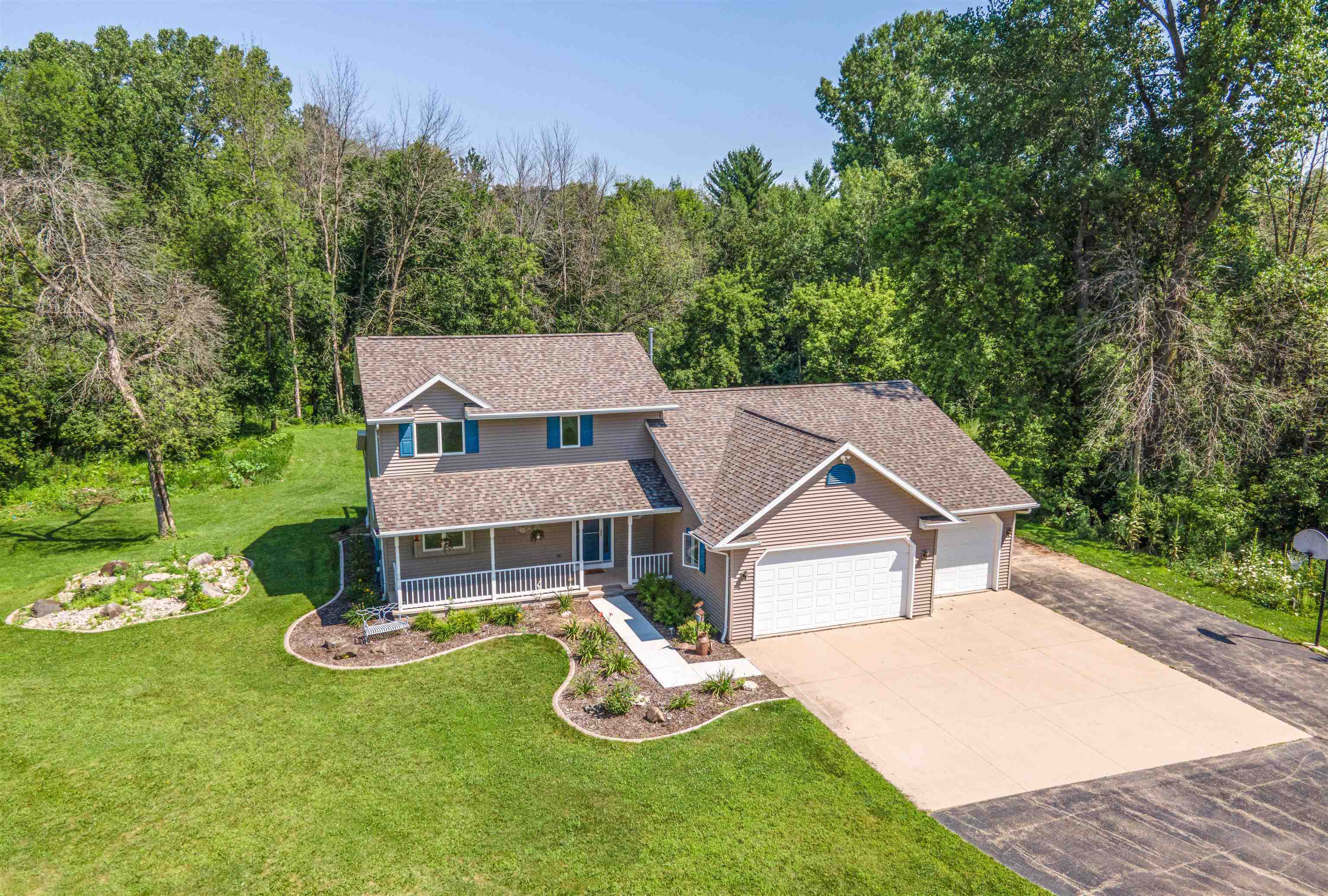 HORTONVILLE, Wisconsin, 54944, United States, 4 Bedrooms Bedrooms, ,4 BathroomsBathrooms,Residential,For Sale,1911438