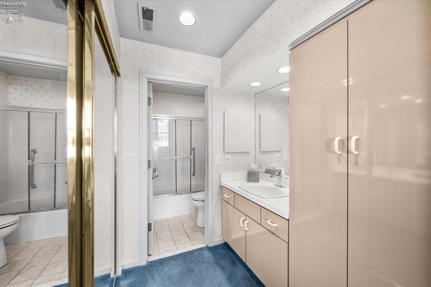 Port Clinton, Ohio, 43452, United States, 2 Bedrooms Bedrooms, ,3 BathroomsBathrooms,Residential,For Sale,1982032