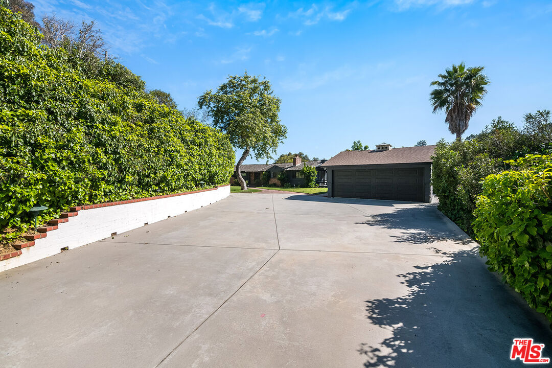Los Angeles, California, 90049, United States, 2 Bedrooms Bedrooms, ,3 BathroomsBathrooms,Residential,For Sale,1819125