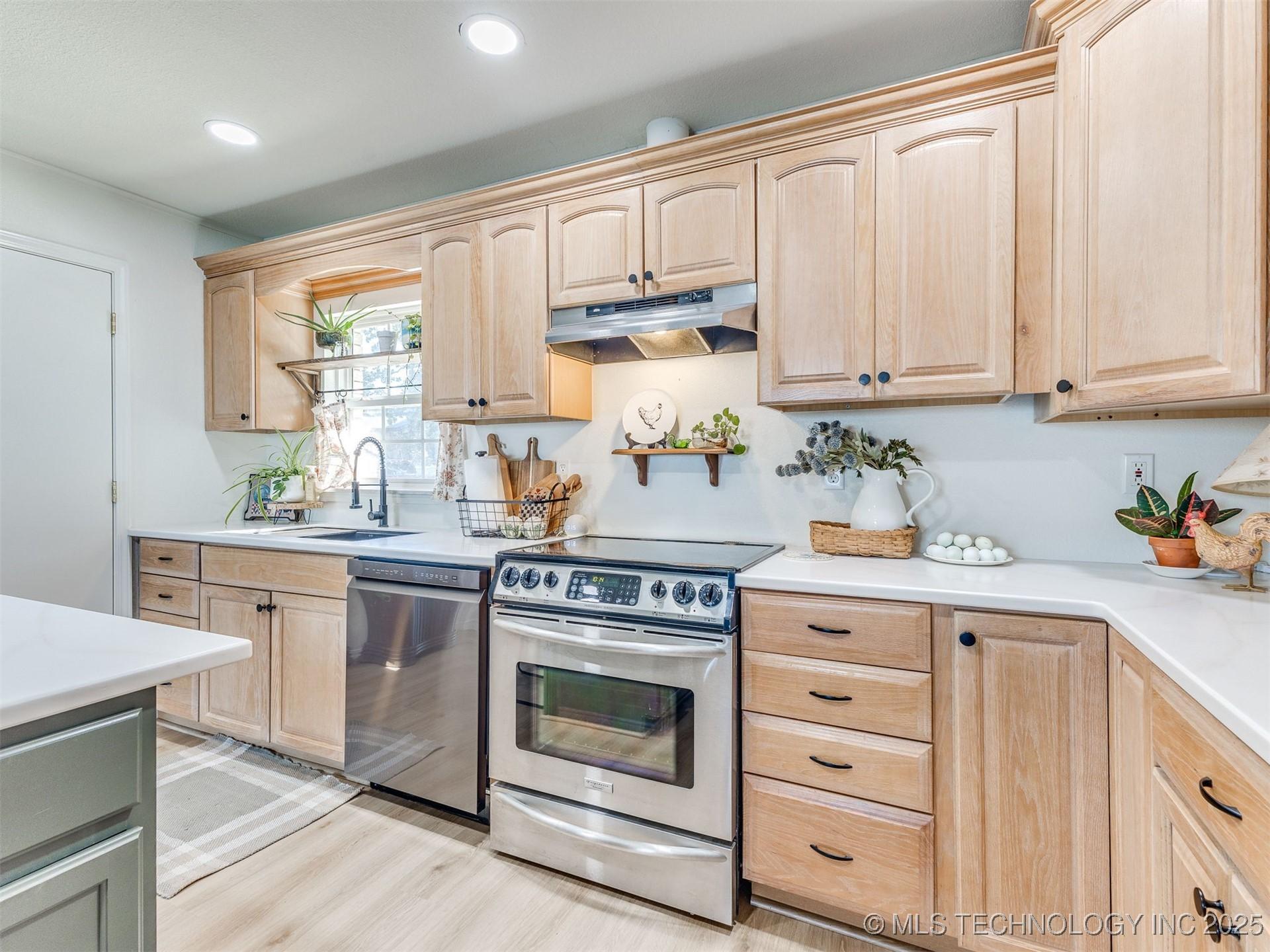 Mannford, Oklahoma, 74044, United States, 4 Bedrooms Bedrooms, ,3 BathroomsBathrooms,Residential,For Sale,1974696