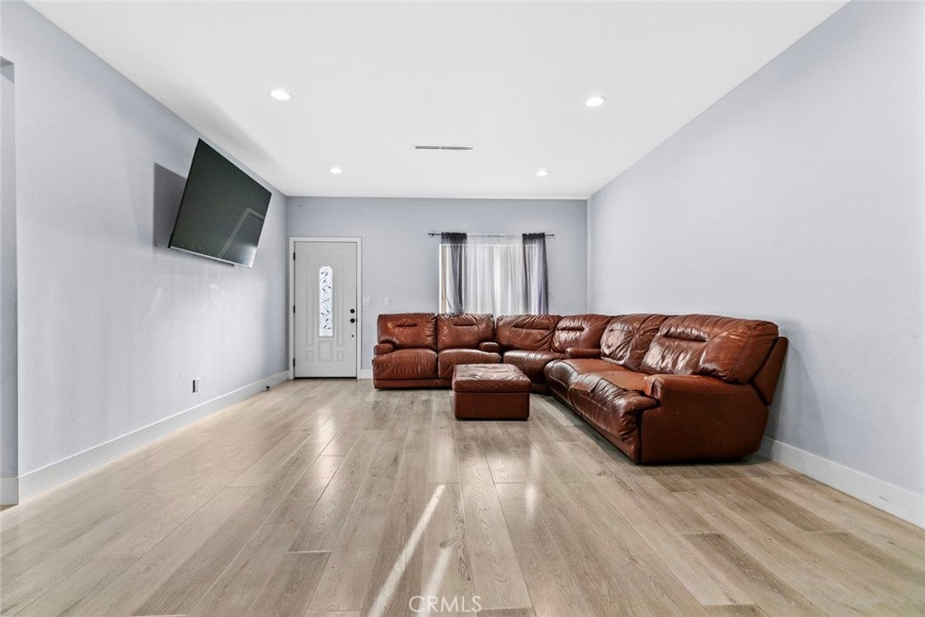 Sun Valley, California, 91352, United States, 5 Bedrooms Bedrooms, ,3 BathroomsBathrooms,Residential,For Sale,1987876