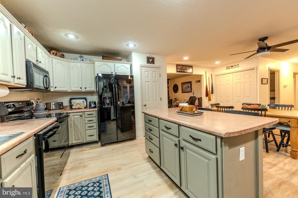 Paw Paw, West Virginia, 25434, United States, 3 Bedrooms Bedrooms, ,3 BathroomsBathrooms,Residential,For Sale,1989238