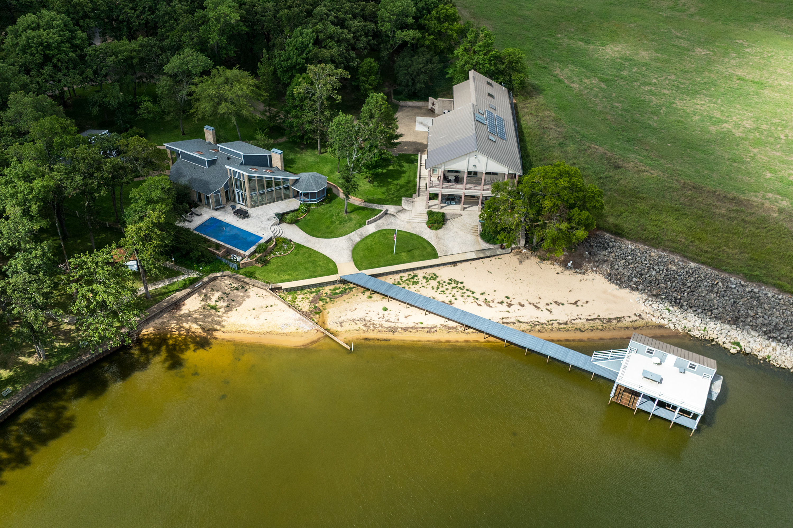  Waterfront Compound on 3.746 Acres at Cedar Creek Lake - 物件實景