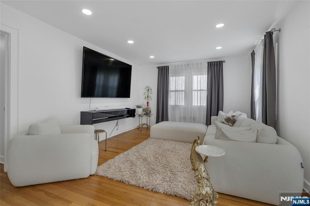 New Milford, New Jersey, 07646, United States, 2 Bedrooms Bedrooms, ,2 BathroomsBathrooms,Residential,For Sale,1948003