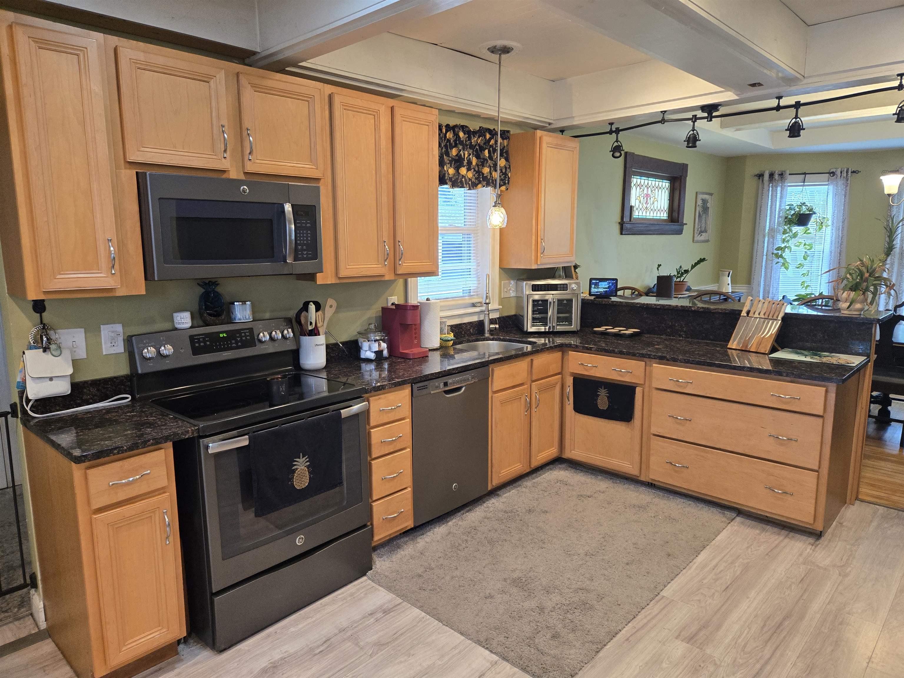Manchester, New Hampshire, 03104, United States, 3 Bedrooms Bedrooms, ,3 BathroomsBathrooms,Residential,For Sale,1896803