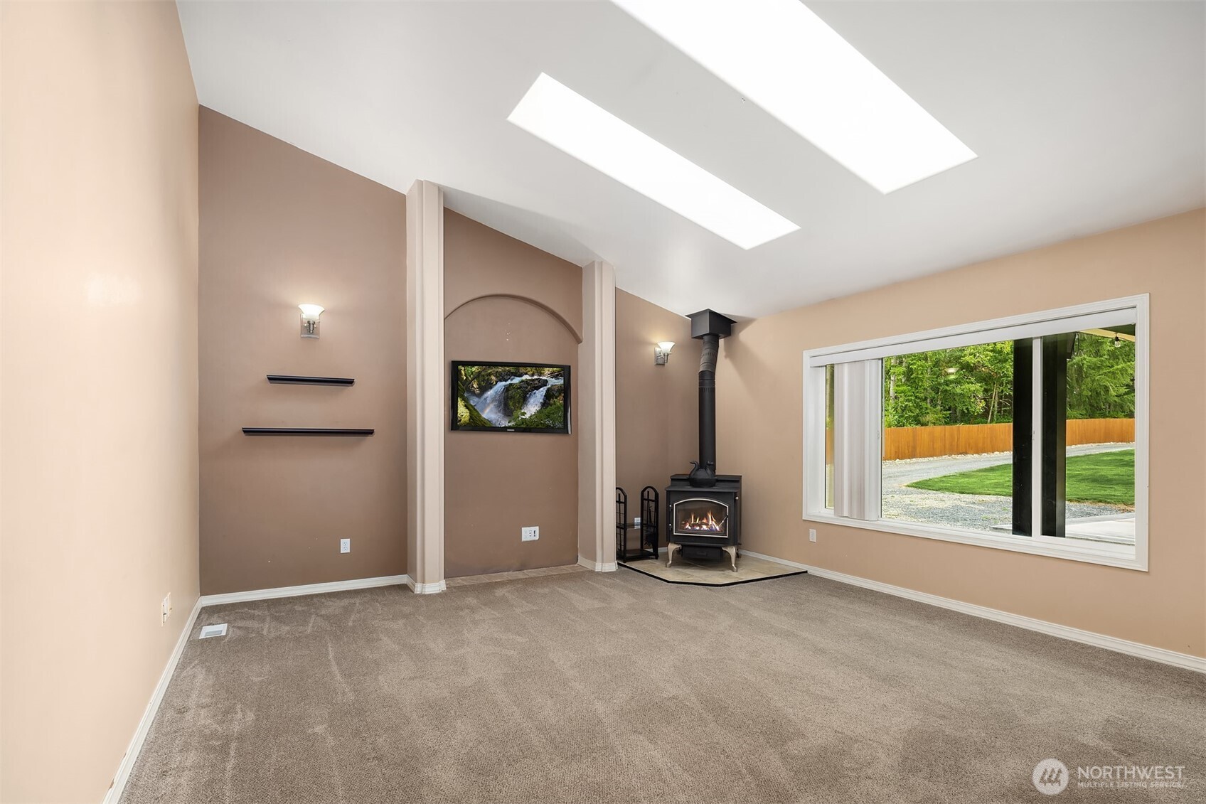 Lake Stevens, Washington, 98258, United States, 4 Bedrooms Bedrooms, ,2 BathroomsBathrooms,Residential,For Sale,1901328