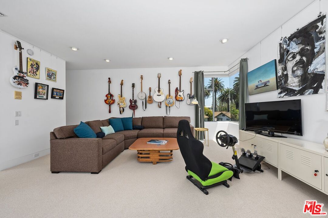 Venice, California, 90291, United States, 4 Bedrooms Bedrooms, ,4 BathroomsBathrooms,Residential,For Sale,1926607