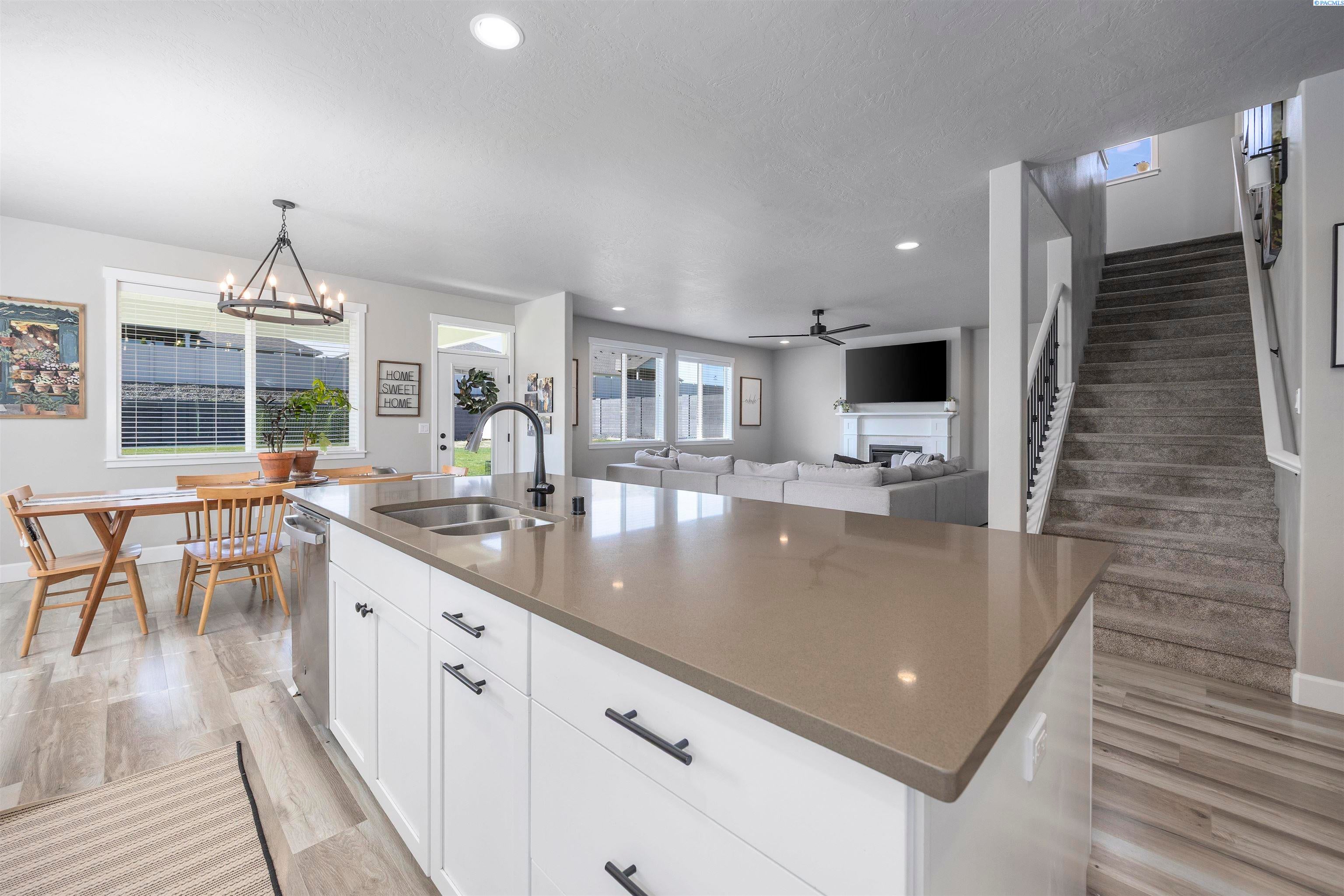 Kennewick, Washington, 99338, United States, 5 Bedrooms Bedrooms, ,3 BathroomsBathrooms,Residential,For Sale,1984207