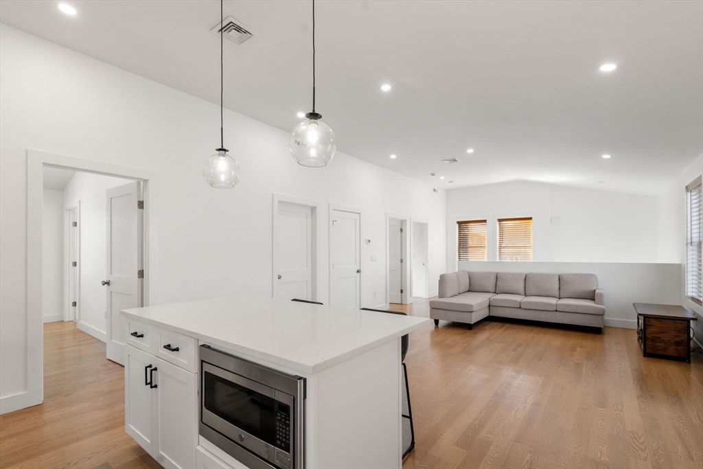 Waltham, Massachusetts, 02451, United States, 3 Bedrooms Bedrooms, ,2 BathroomsBathrooms,Residential,For Sale,1960528