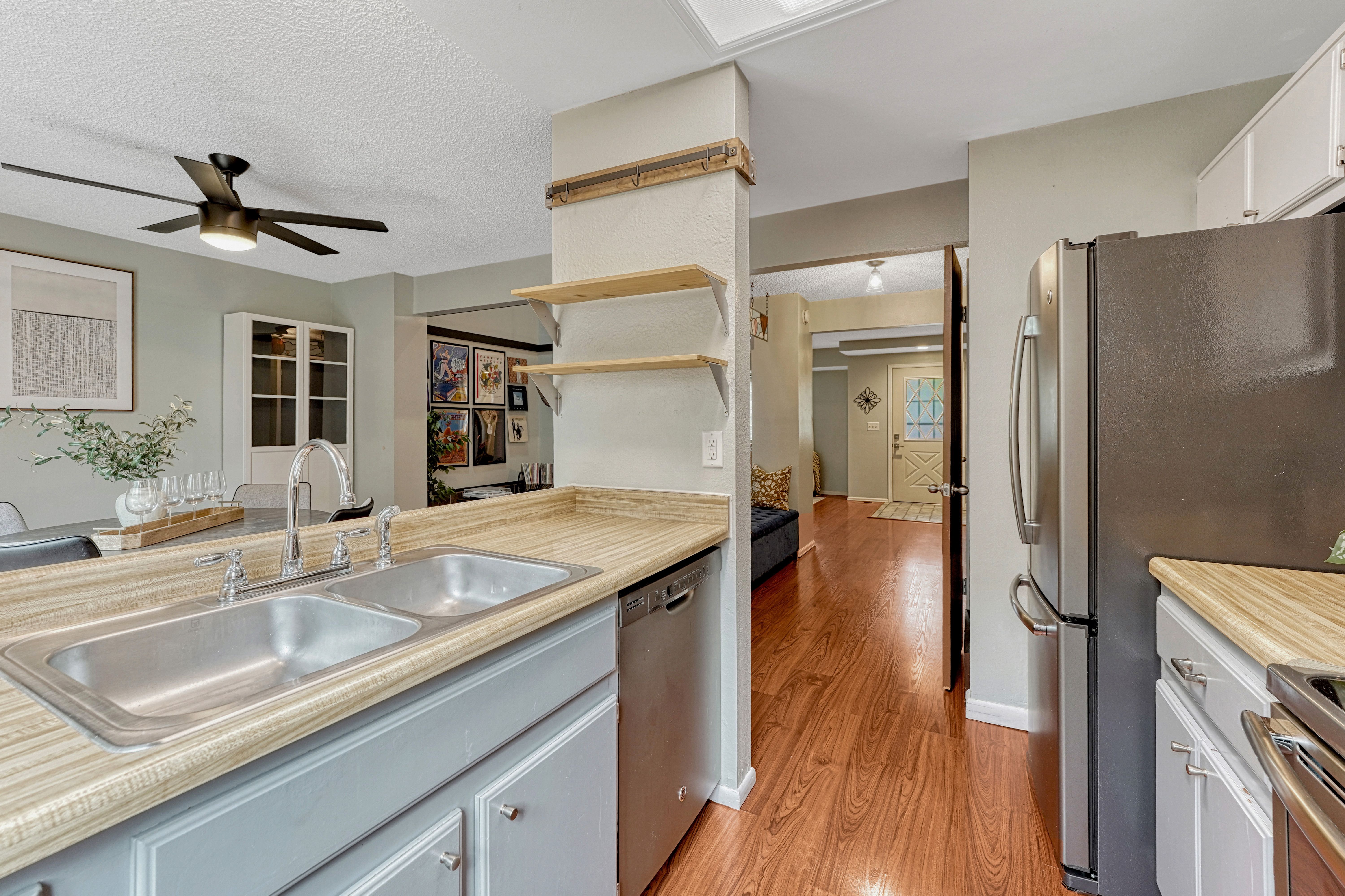  Sunlit Townhouse with Mountain Views & Private Patio - 物件實景