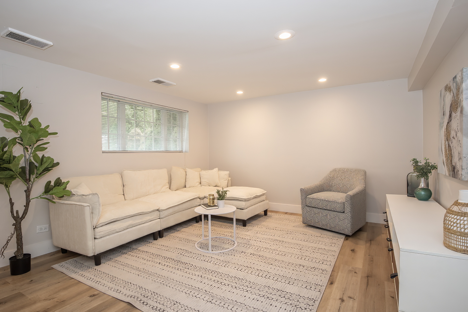 Glenview, Illinois, 60025, United States, 5 Bedrooms Bedrooms, ,3 BathroomsBathrooms,Residential,For Sale,1995942