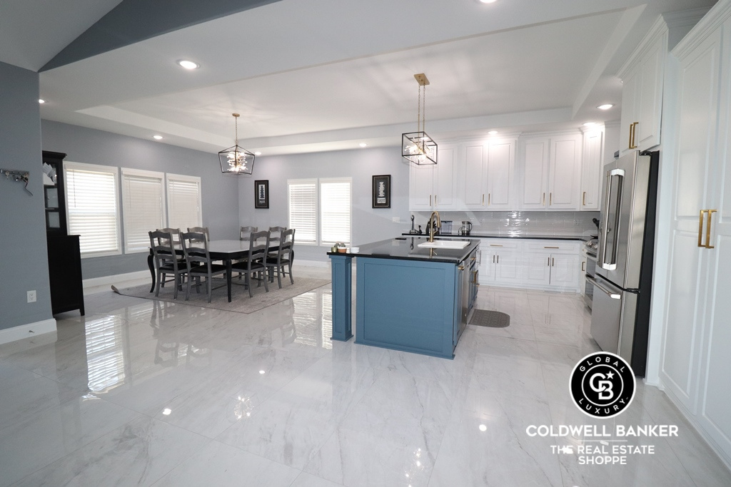 Garden City, Kansas, 67846, United States, 6 Bedrooms Bedrooms, ,3 BathroomsBathrooms,Residential,For Sale,1737851