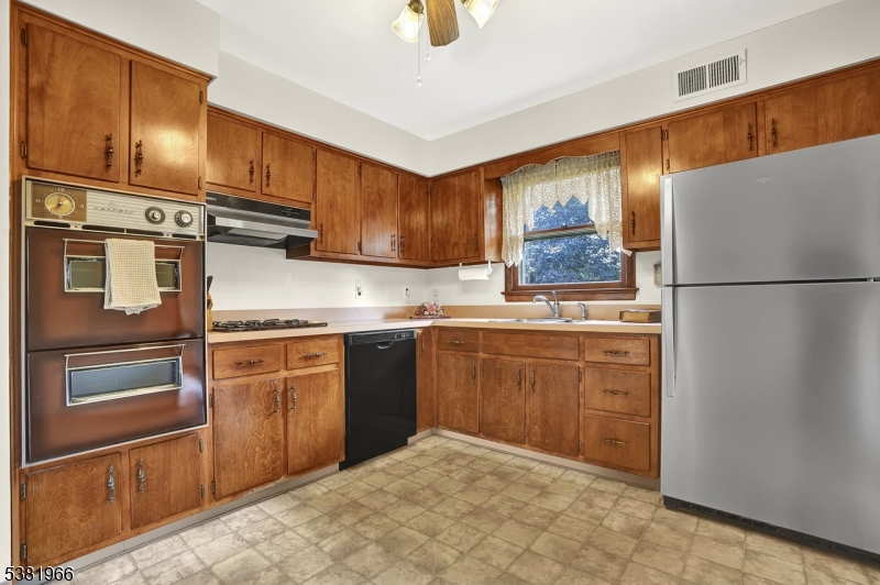Pequannock Twp., New Jersey, 07444, United States, 3 Bedrooms Bedrooms, ,2 BathroomsBathrooms,Residential,For Sale,1934340