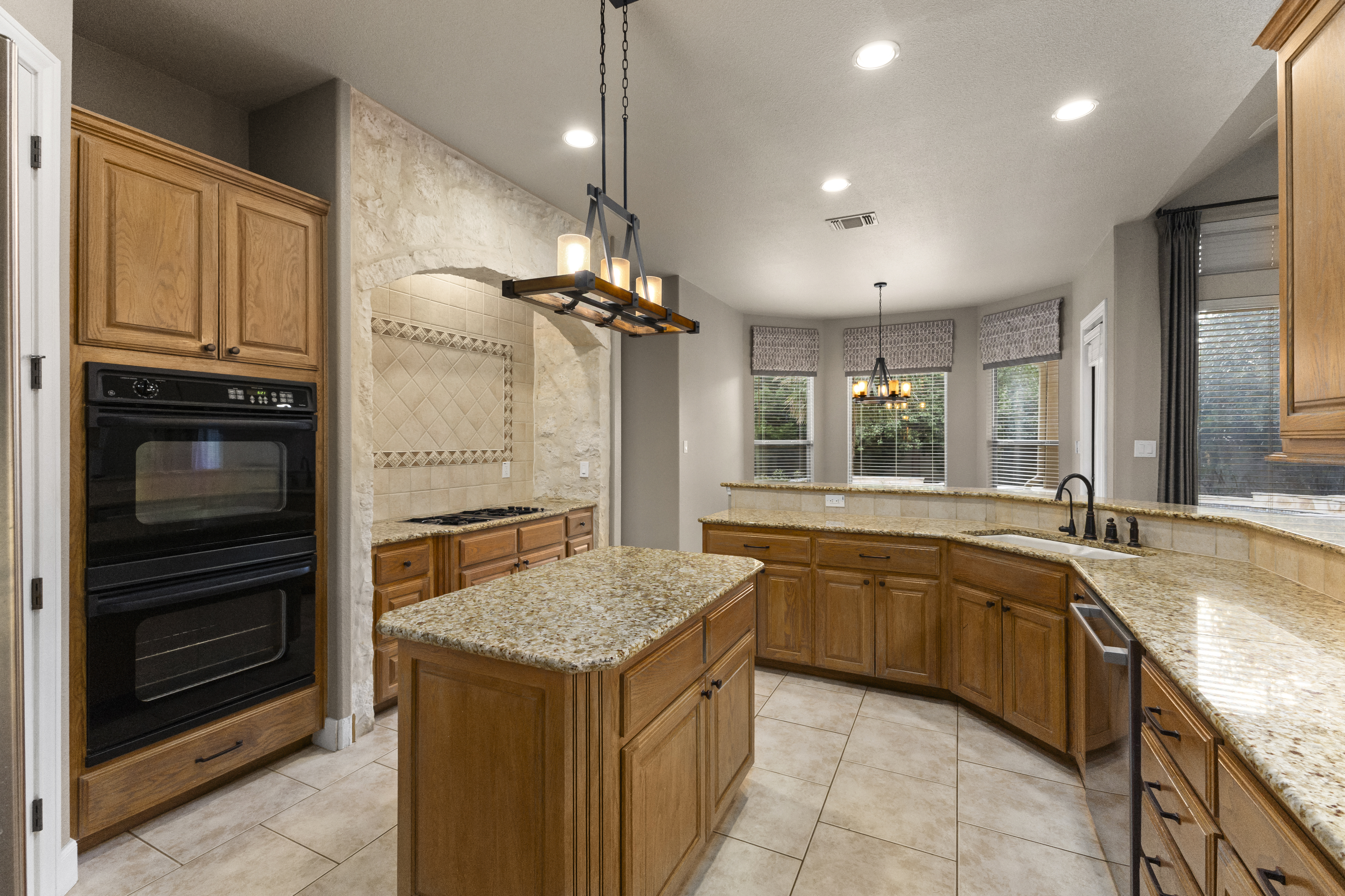  Private 5 Bedroom Oasis with Pool  Heights of Stone Oak - 物件實景