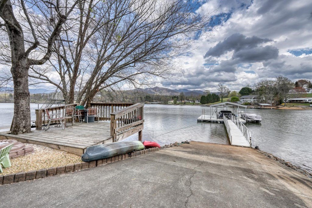 Hayesville, North Carolina, 28904, United States, 3 Bedrooms Bedrooms, ,4 BathroomsBathrooms,Residential,For Sale,1758410