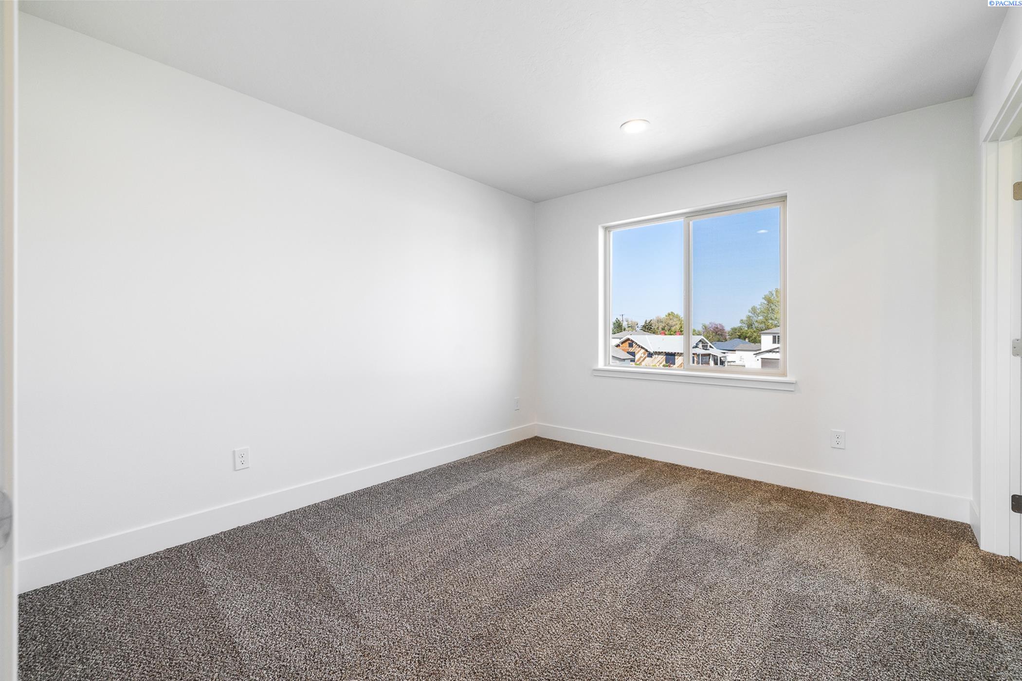 Kennewick, Washington, 99337, United States, 6 Bedrooms Bedrooms, ,Residential,For Sale,1787924
