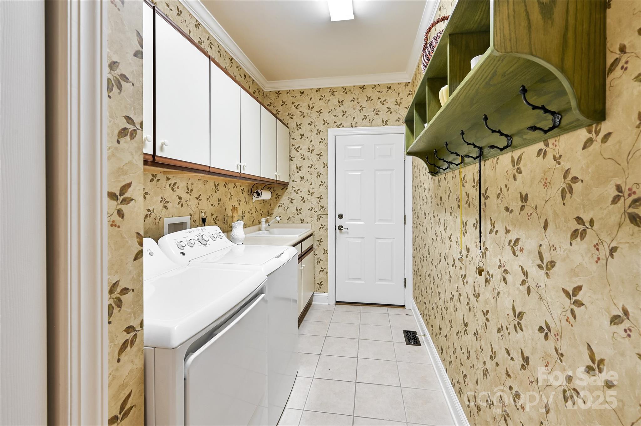 Hendersonville, North Carolina, 28739, United States, 4 Bedrooms Bedrooms, ,3 BathroomsBathrooms,Residential,For Sale,1992050