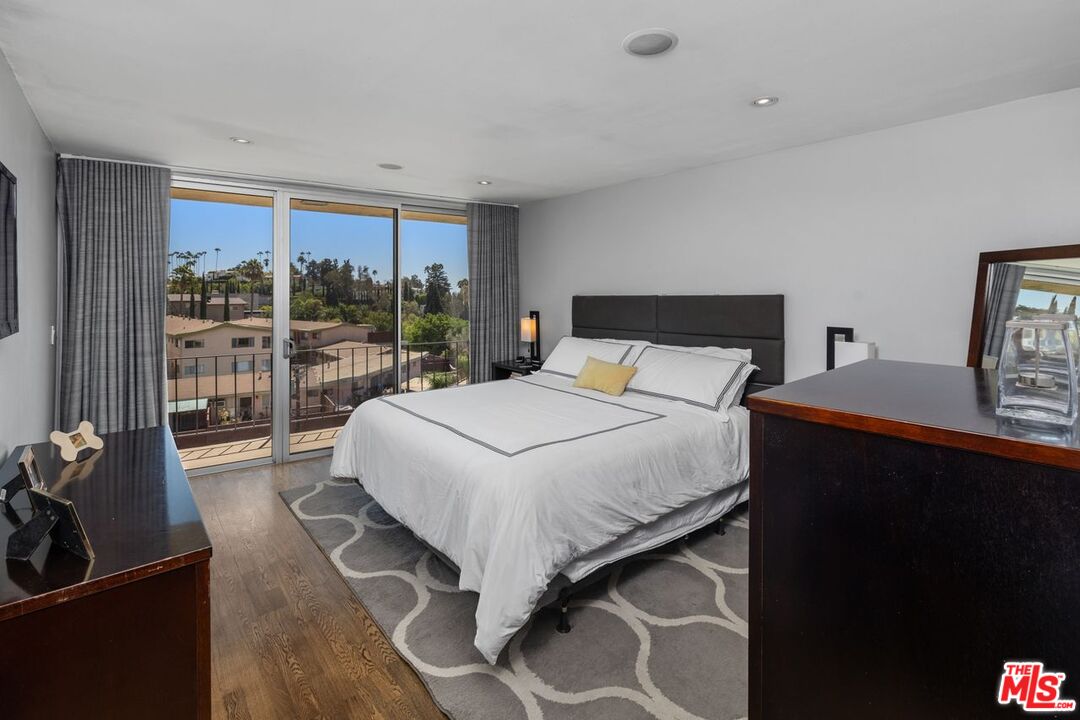Los Angeles, California, 90068, United States, 2 Bedrooms Bedrooms, ,2 BathroomsBathrooms,Residential,For Sale,1939987
