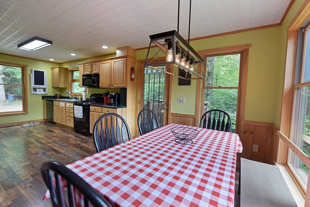 Blue Ridge, Georgia, 30513, United States, 4 Bedrooms Bedrooms, ,3 BathroomsBathrooms,Residential,For Sale,1889495