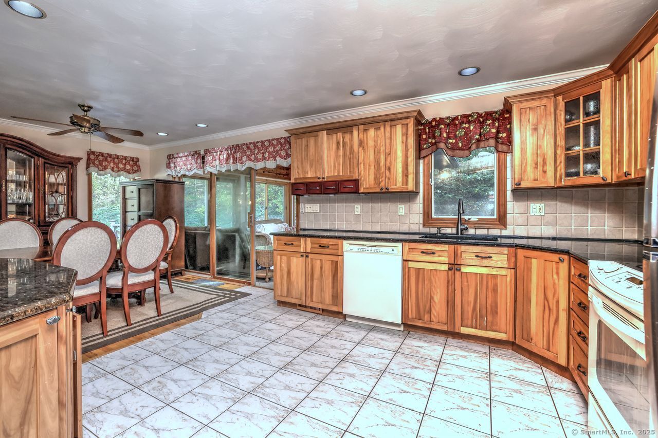 Woodbridge, Connecticut, 06525, United States, 3 Bedrooms Bedrooms, ,2 BathroomsBathrooms,Residential,For Sale,1989444