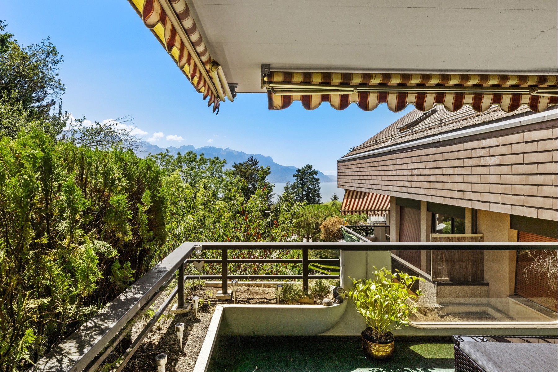  Family duplex in need of some updating in a sought-after residential neighborhoo - 物件實景
