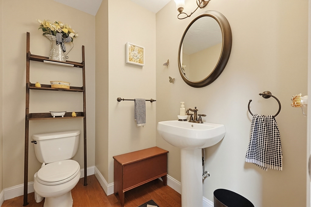 Northbridge, Massachusetts, 01534, United States, 4 Bedrooms Bedrooms, ,2 BathroomsBathrooms,Residential,For Sale,1977320
