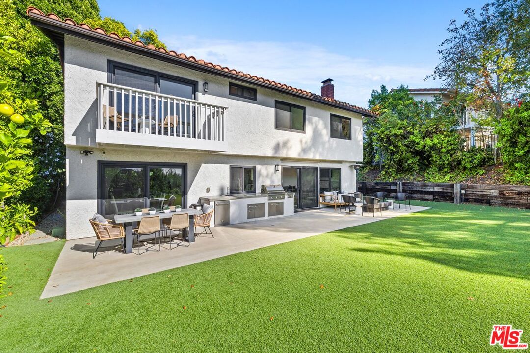 Los Angeles, California, 90077, United States, 5 Bedrooms Bedrooms, ,1 BathroomBathrooms,Residential,For Sale,1987970