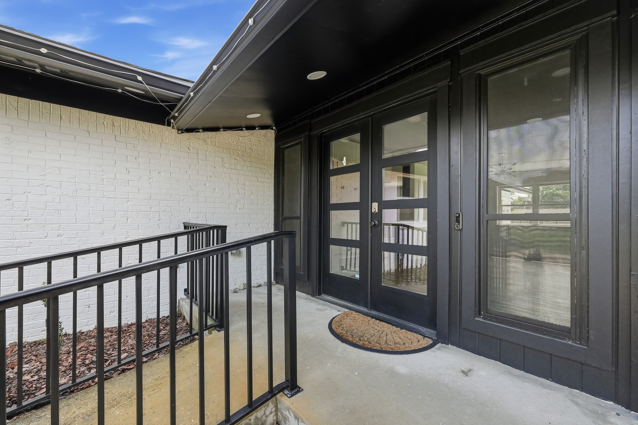  Move-In Ready Pool Home with Thoughtful Modern Updates - 物件實景