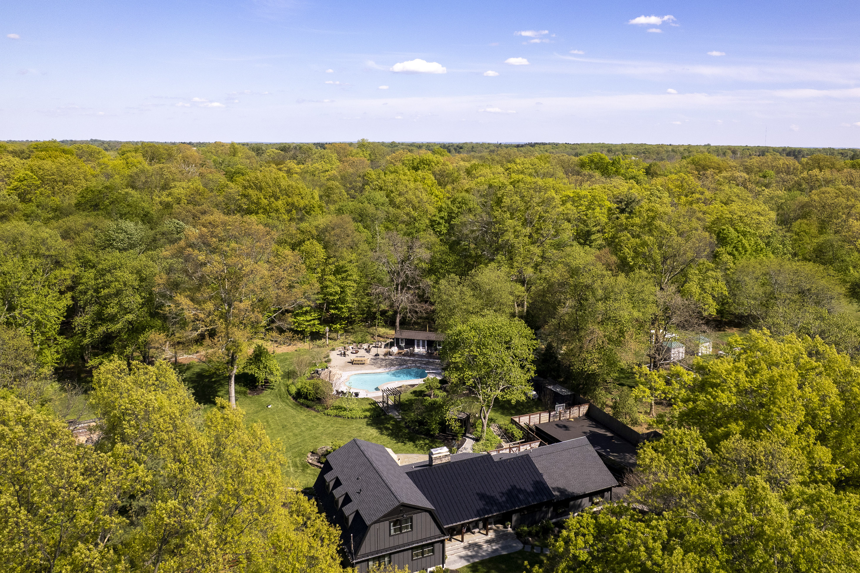 Turnkey Home Featuring Designer Kitchen, New Baths, and Resort-Style Yard - 物件實景