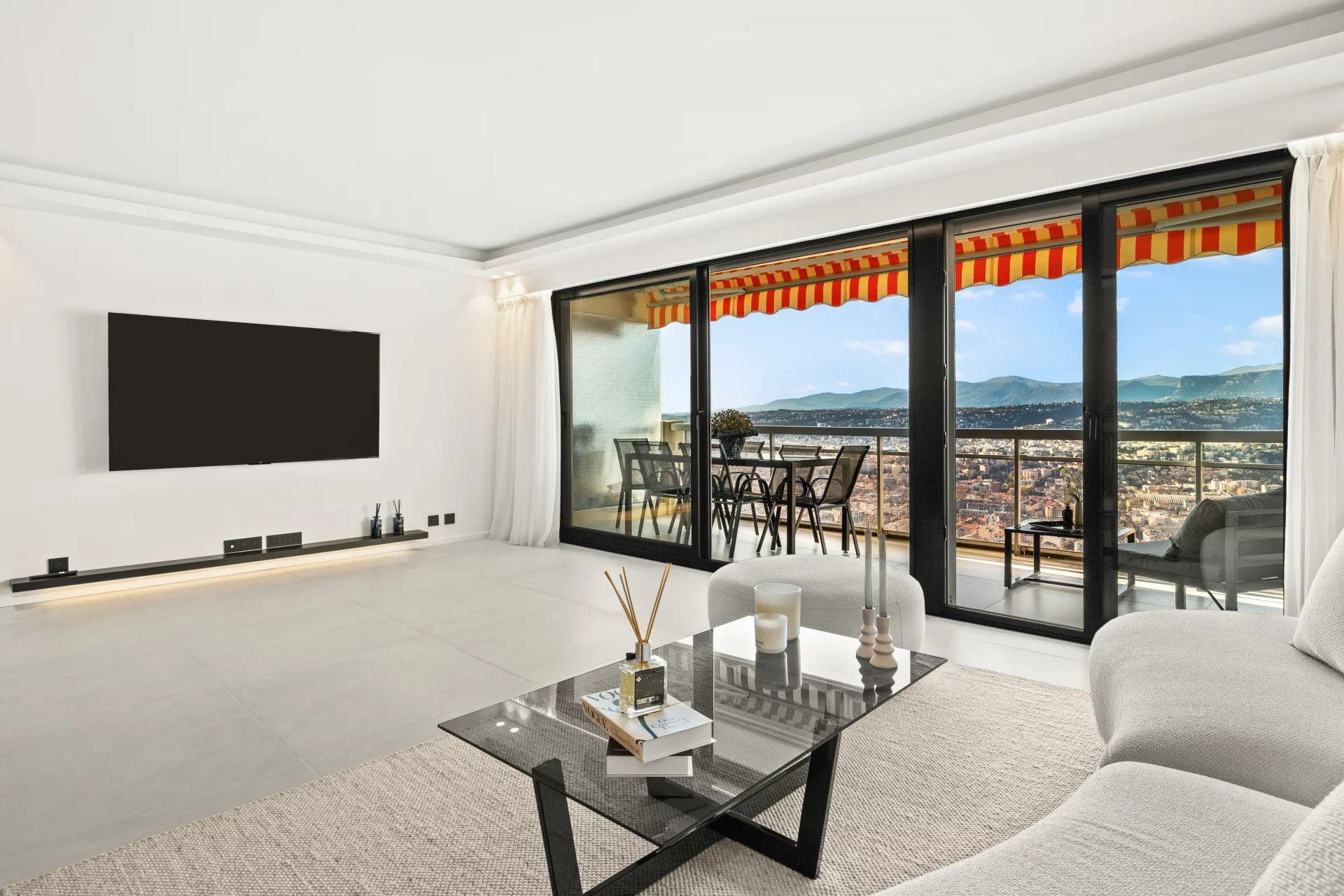 Nice, Provence-Alpes-Côte d’Azur, 06000, FR, 2 Bedrooms Bedrooms, ,Residential,For Sale,1998123