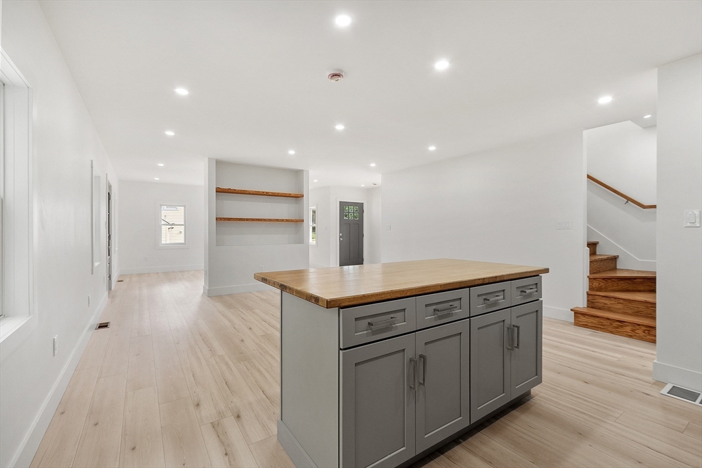 Leominster, Massachusetts, 01453, United States, 3 Bedrooms Bedrooms, ,2 BathroomsBathrooms,Residential,For Sale,1912072