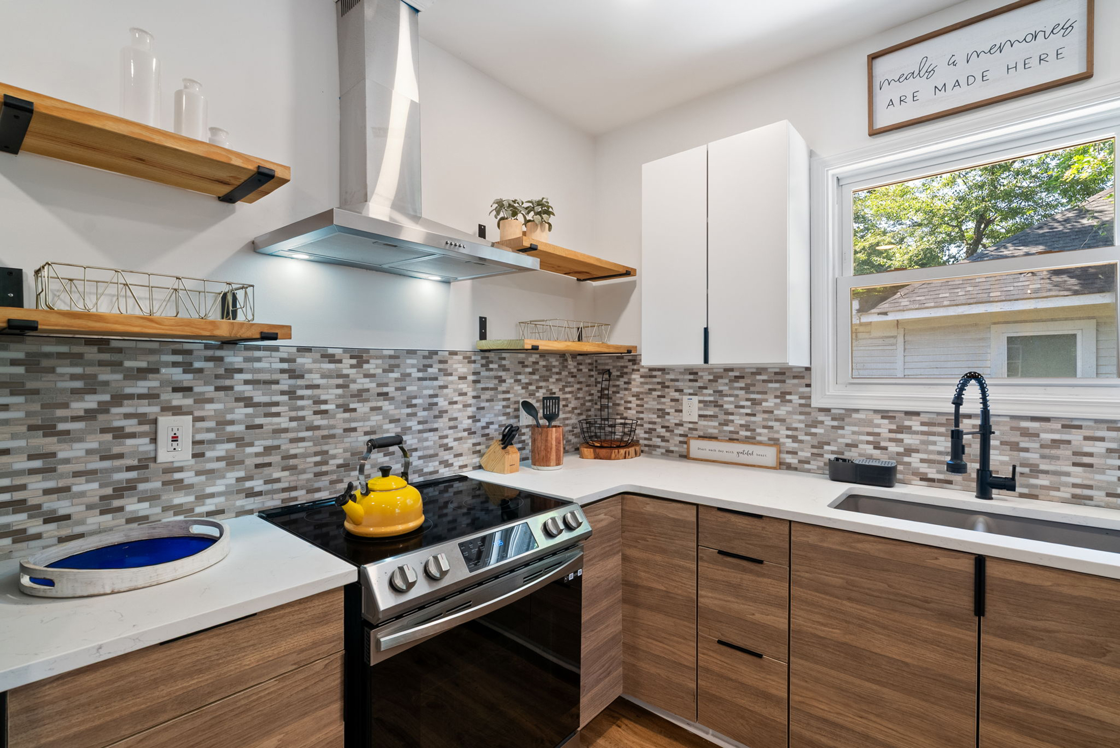  Completely Renovated and Move-In Ready Bungalow - 物件實景