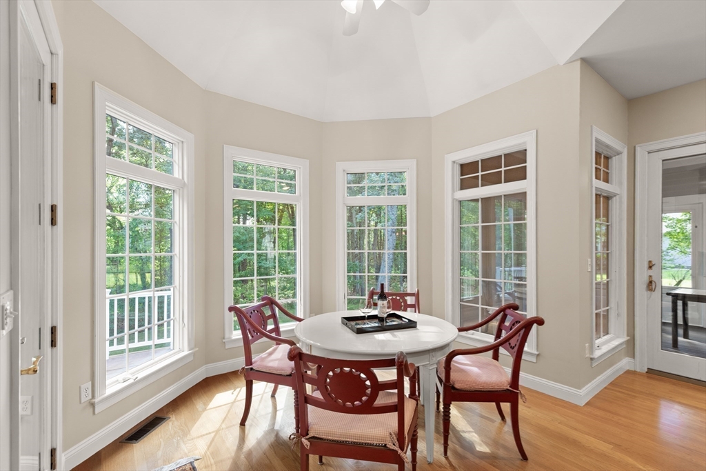Topsfield, Massachusetts, 01983, United States, 4 Bedrooms Bedrooms, ,4 BathroomsBathrooms,Residential,For Sale,1901084