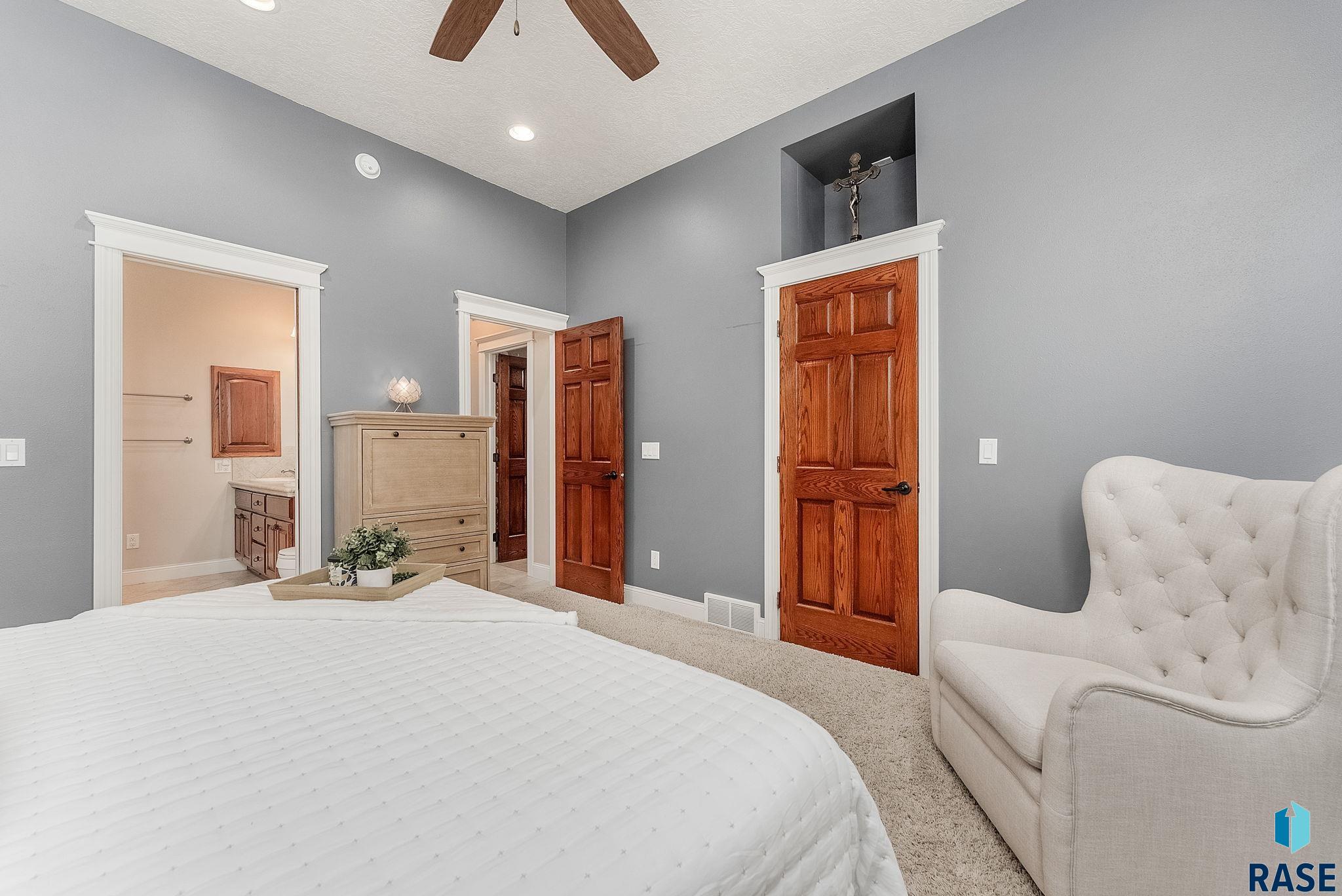 Sioux Falls, South Dakota, 57106, United States, 5 Bedrooms Bedrooms, ,3 BathroomsBathrooms,Residential,For Sale,1926717