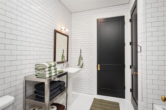 Florence, Alabama, 35630, United States, 4 Bedrooms Bedrooms, ,4 BathroomsBathrooms,Residential,For Sale,1988218