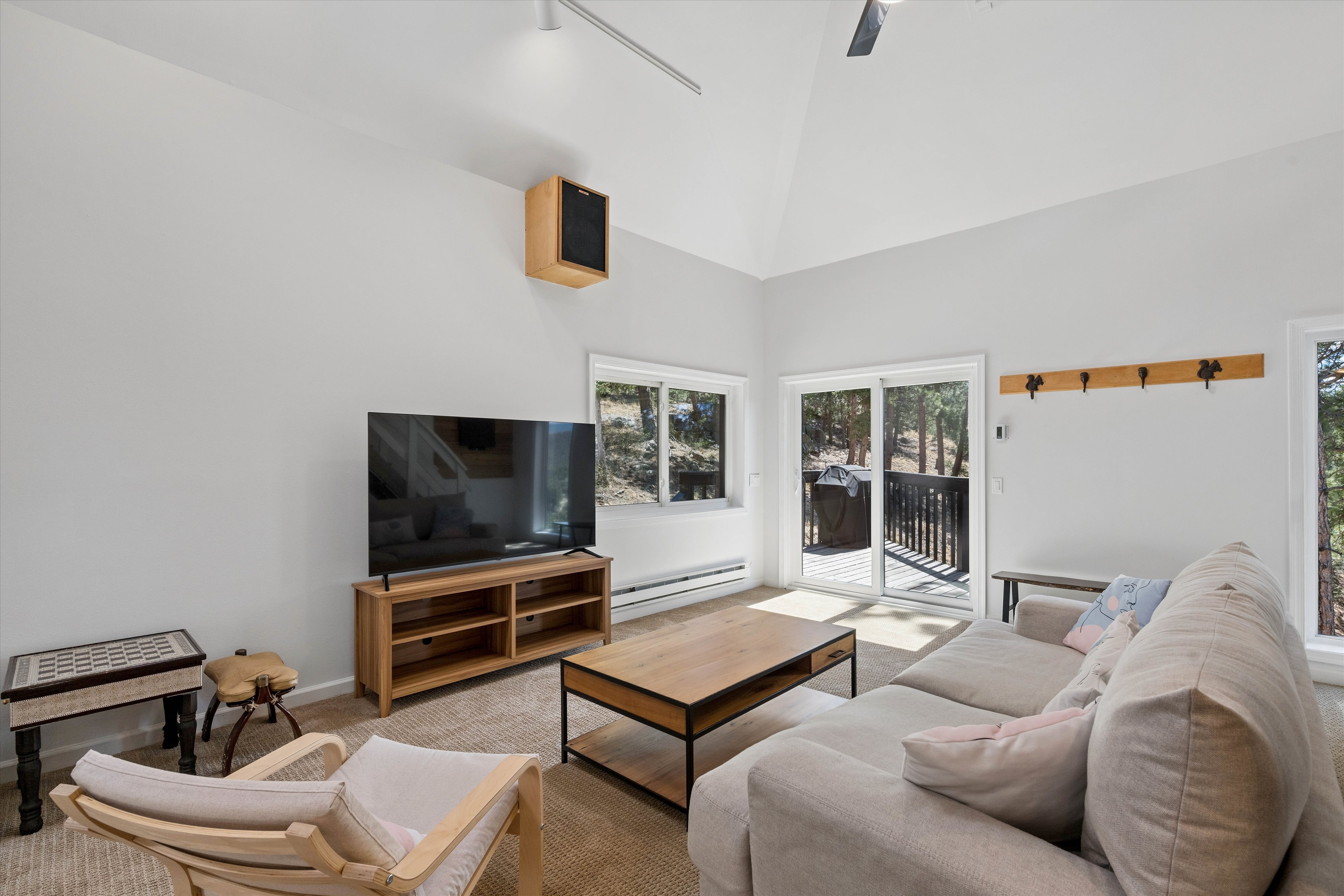  Experience Refined Mid-Century Inspired Mountain Living on 3.37 Acres - 物件實景