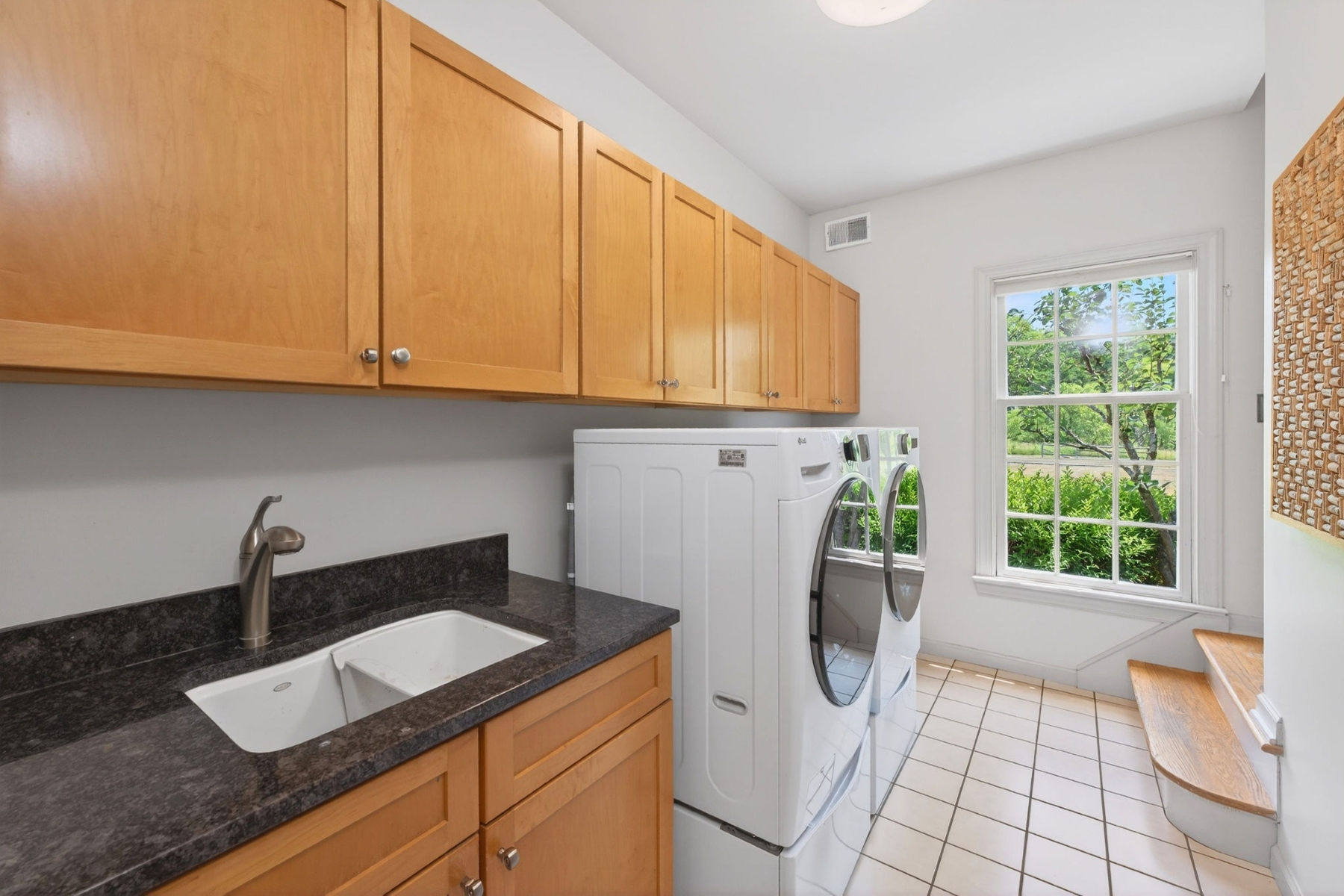 ?Hill View Farms? Neighborhood Colonial Offers Convenience and Tranquility - 物件實景