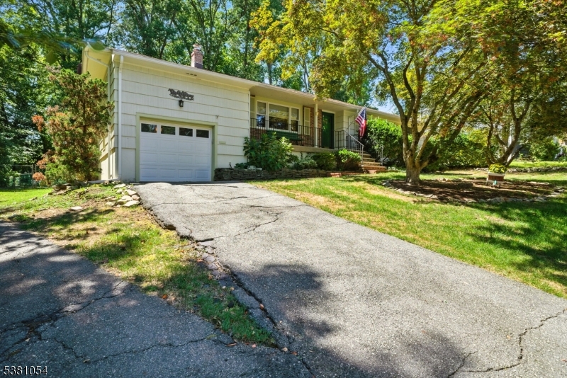 Parsippany-Troy Hills Twp., New Jersey, 07005, United States, 3 Bedrooms Bedrooms, ,2 BathroomsBathrooms,Residential,For Sale,1934343