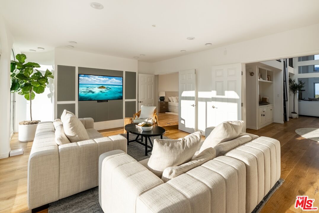 Topanga, California, 90290, United States, 4 Bedrooms Bedrooms, ,4 BathroomsBathrooms,Residential,For Sale,1902057