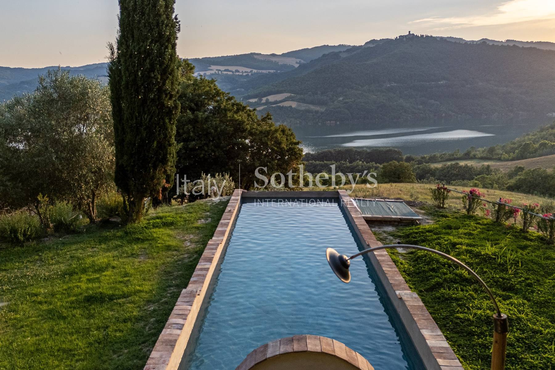  Stunning lake view historic renovated farmhouse with pool - 物件實景