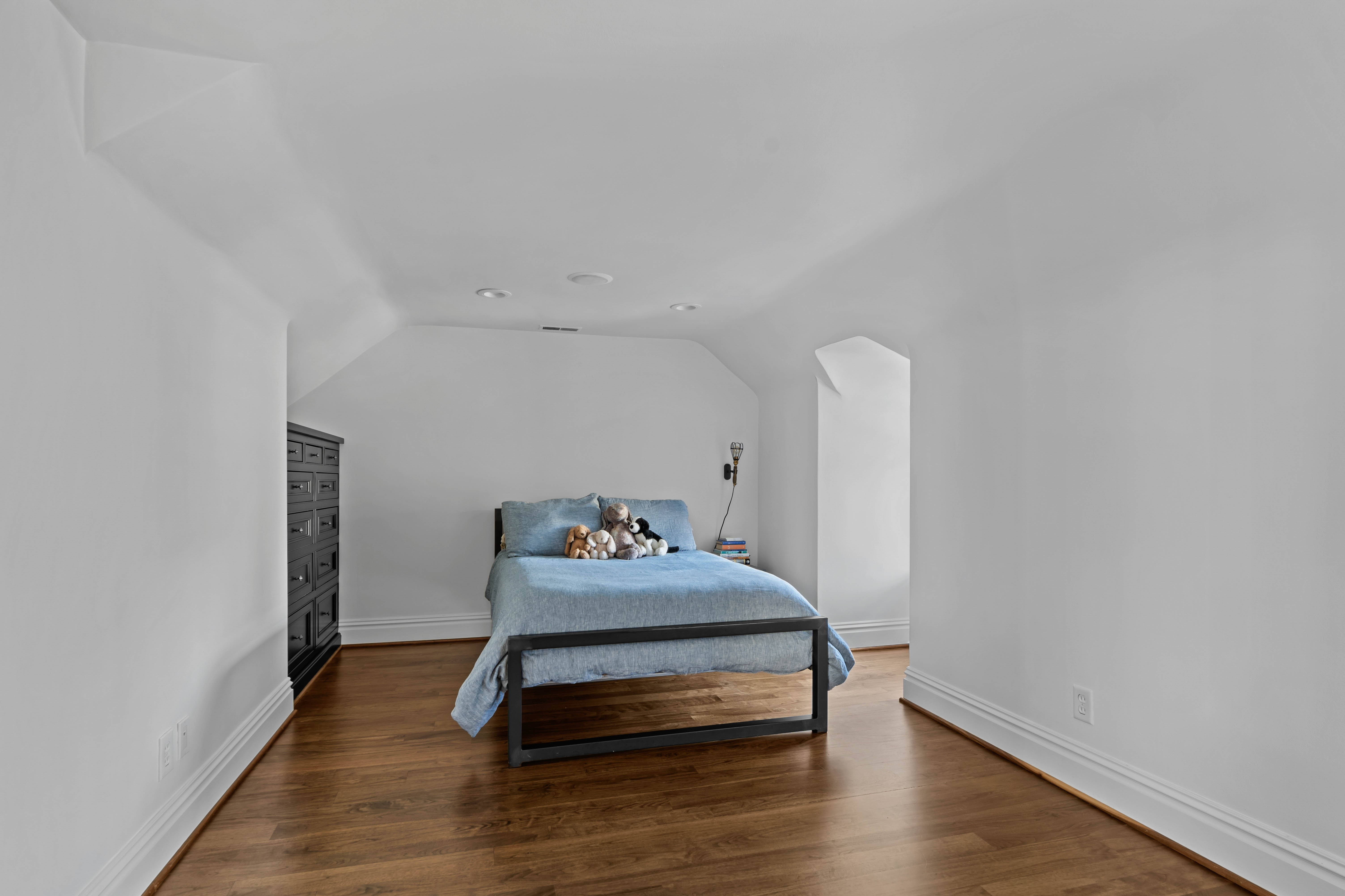  Stunning Private Estate Tucked Away on one of Ladue