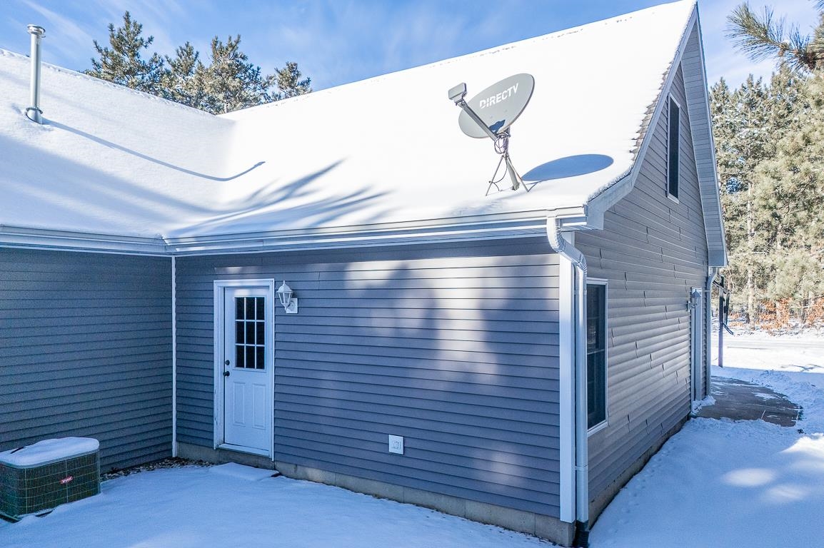 New London, Wisconsin, 54961-8857, United States, 4 Bedrooms Bedrooms, ,4 BathroomsBathrooms,Residential,For Sale,2001494