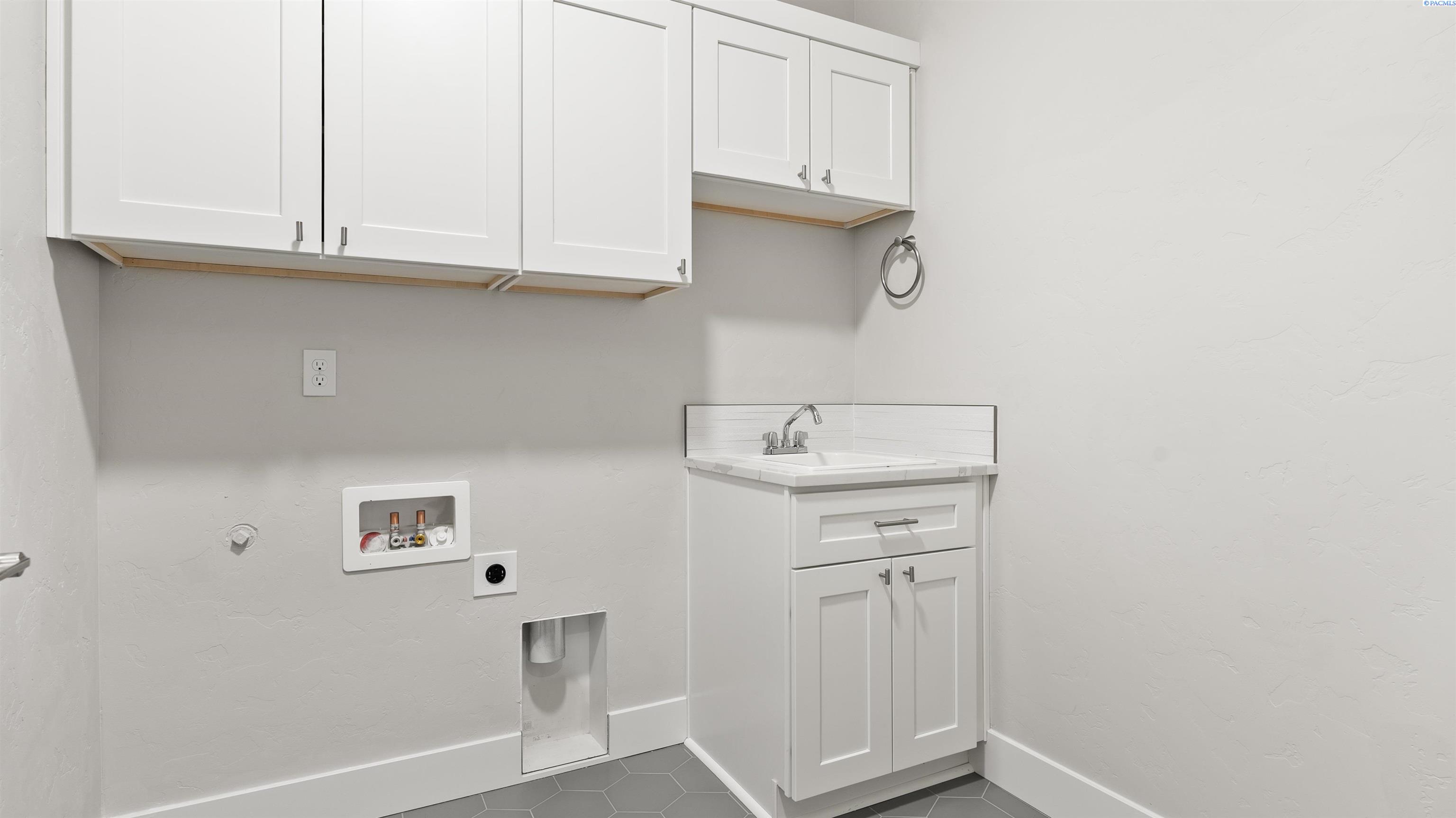 Richland, Washington, 99352, United States, 3 Bedrooms Bedrooms, ,2 BathroomsBathrooms,Residential,For Sale,1991742