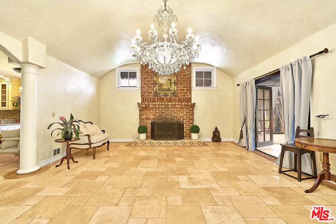 Los Angeles, California, 90004, United States, 4 Bedrooms Bedrooms, ,3 BathroomsBathrooms,Residential,For Sale,1876401
