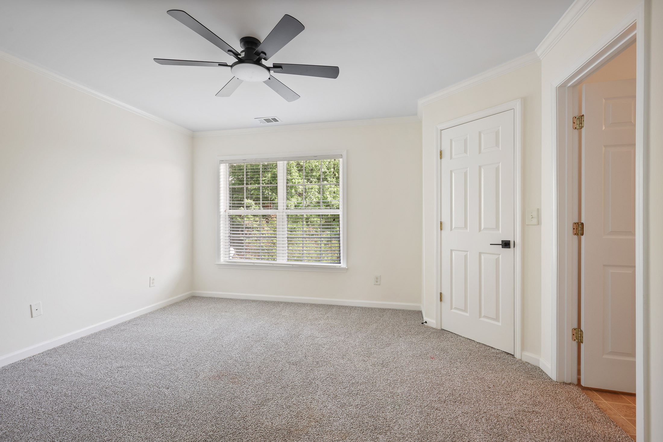  Move-in Ready Townhome in Highlands View - 物件實景