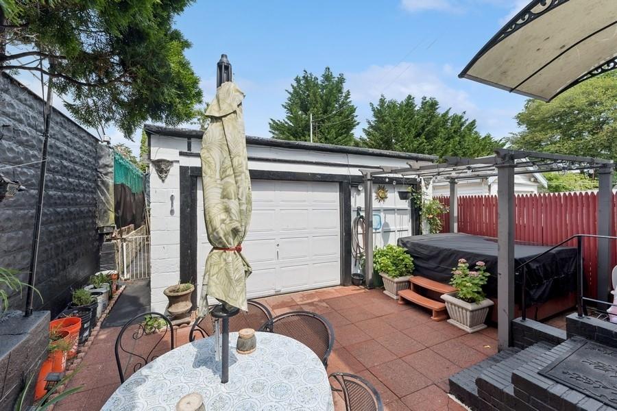 Bayside, New York, 11361, United States, 3 Bedrooms Bedrooms, ,2 BathroomsBathrooms,Residential,For Sale,1874780