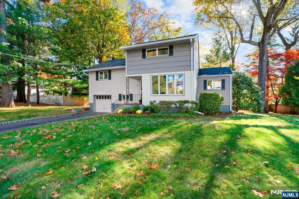 Midland Park, New Jersey, 07432, United States, 3 Bedrooms Bedrooms, ,2 BathroomsBathrooms,Residential,For Sale,1989526