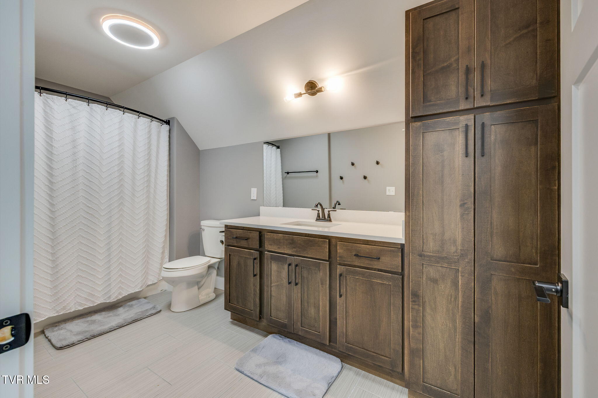 Dandridge, Tennessee, 37725, United States, 3 Bedrooms Bedrooms, ,4 BathroomsBathrooms,Residential,For Sale,2040308