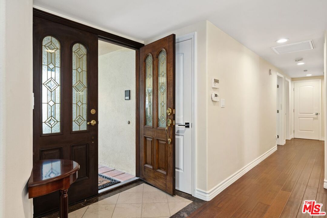 Los Angeles, California, 90056, United States, 5 Bedrooms Bedrooms, ,3 BathroomsBathrooms,Residential,For Sale,1987741